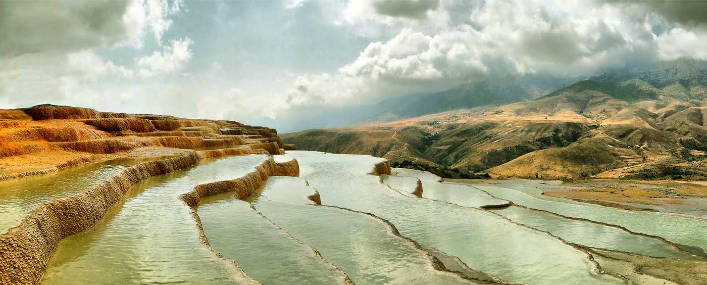 Terrazas naturales de Badab Sort en Mazandarán, Irán