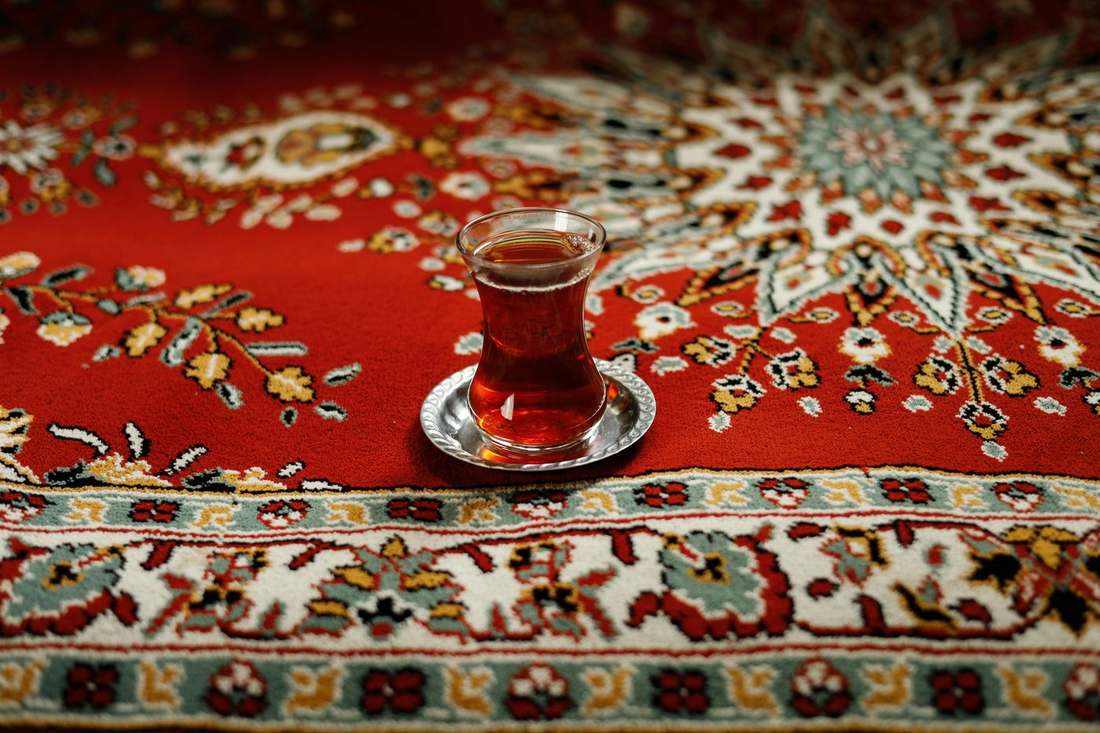 Té persa sobre una alfombra tradicional iraní